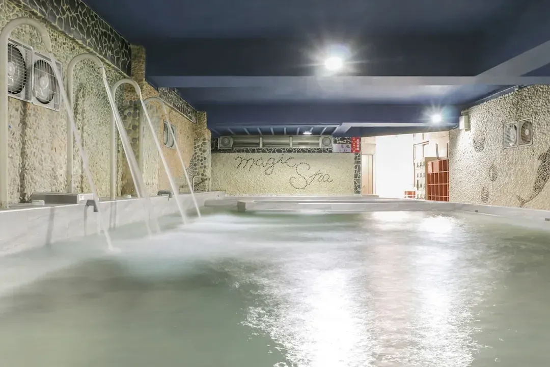 Indoor spa tub