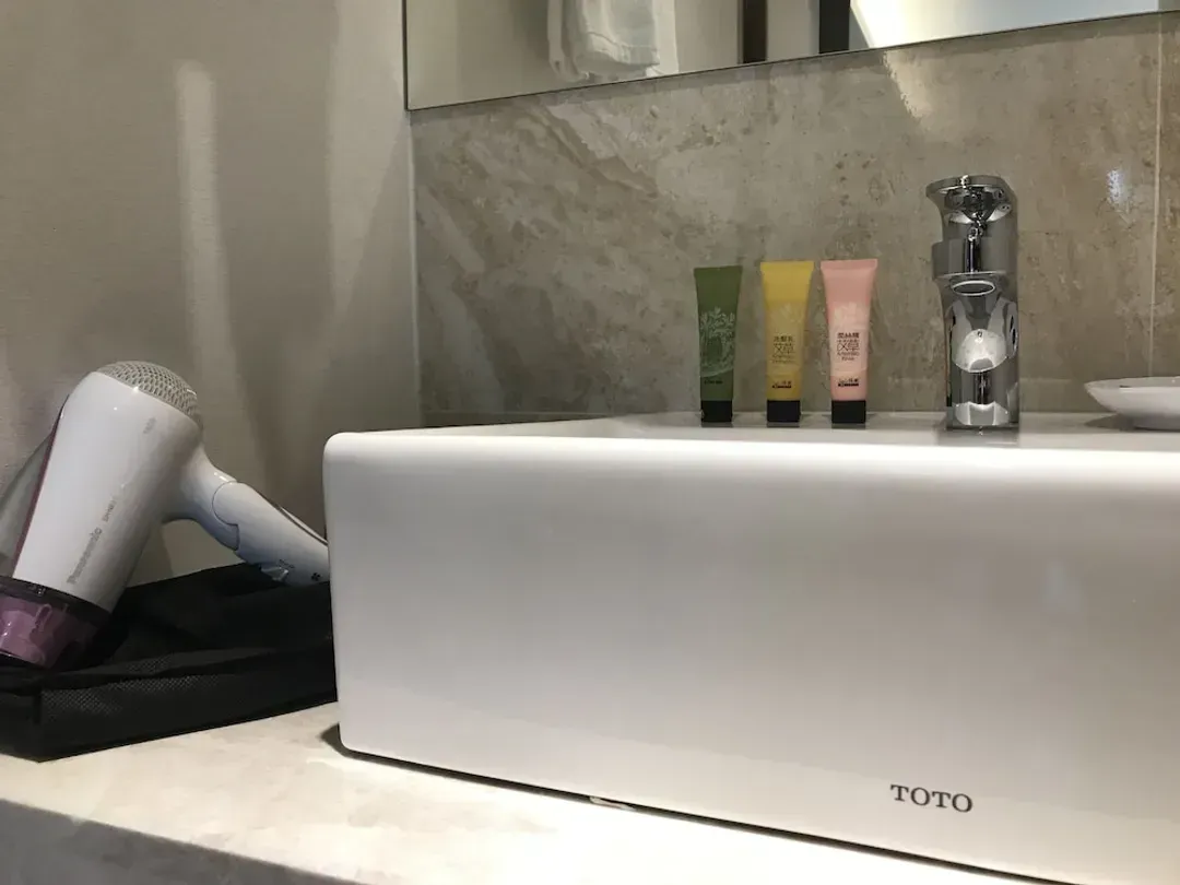 Bathroom sink