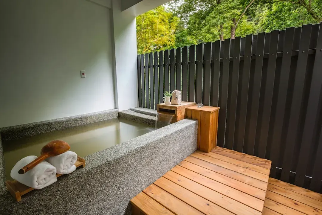 Deep soaking bathtub