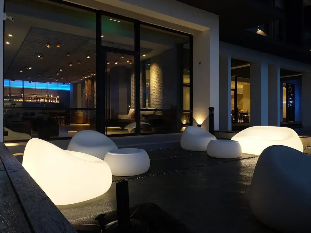Lobby lounge