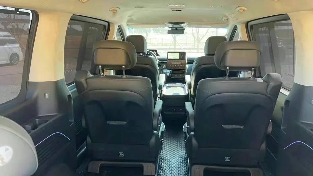 接送機服務專車提供舒適乘坐體驗（此為示意圖僅供參考，實際車型可能有些微差異）