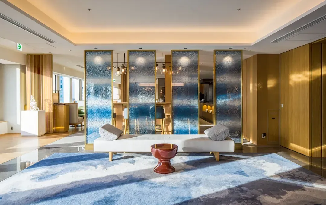 Lobby lounge