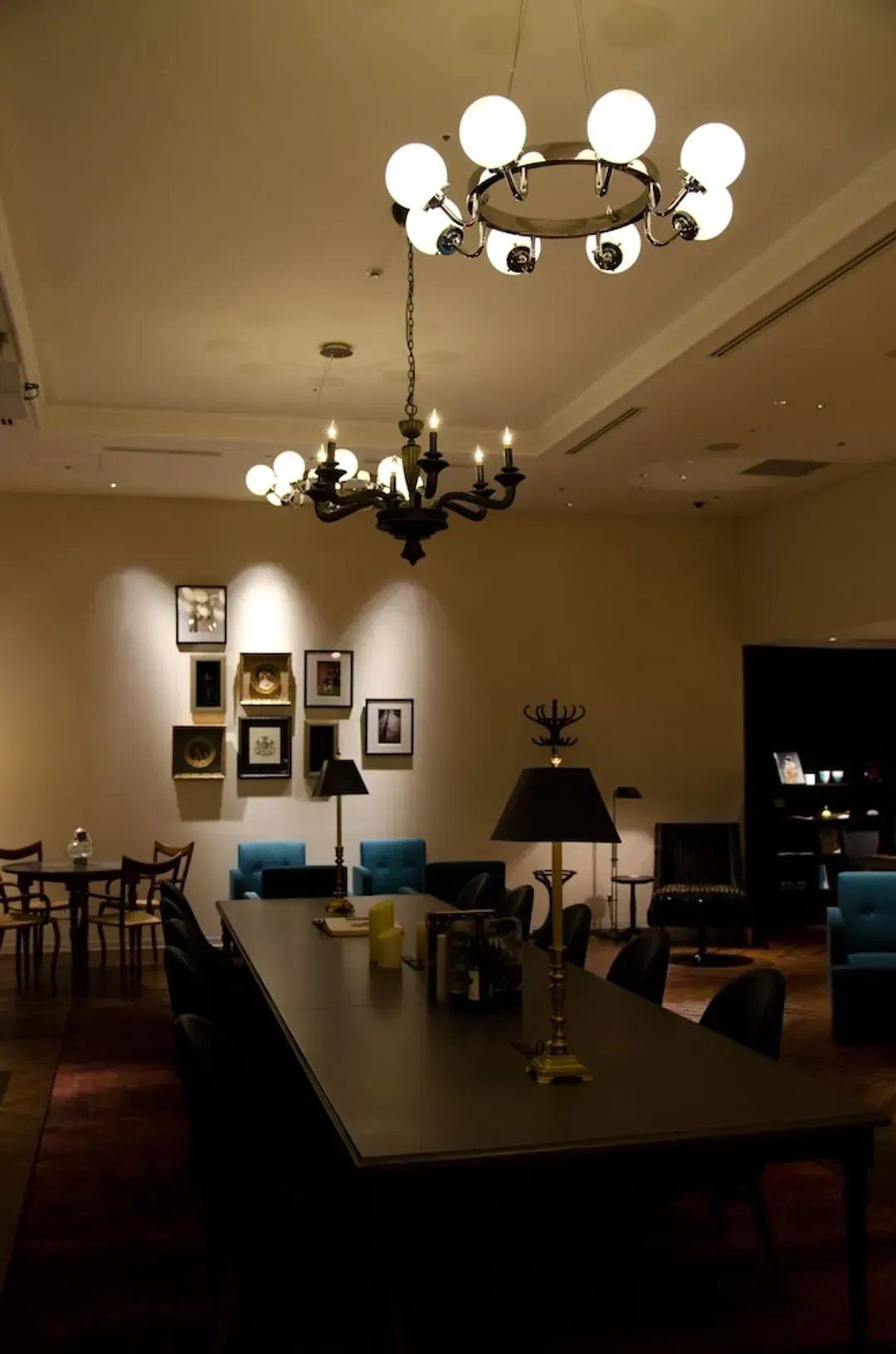 Lobby lounge