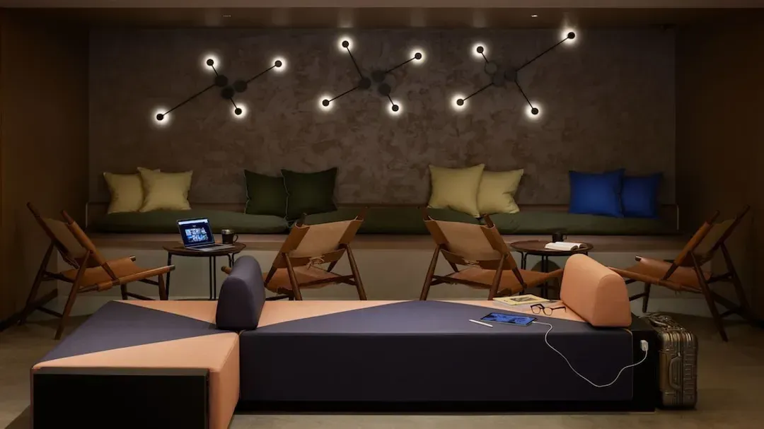 Lobby lounge