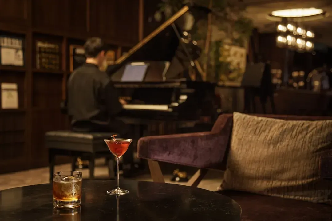 Lobby lounge