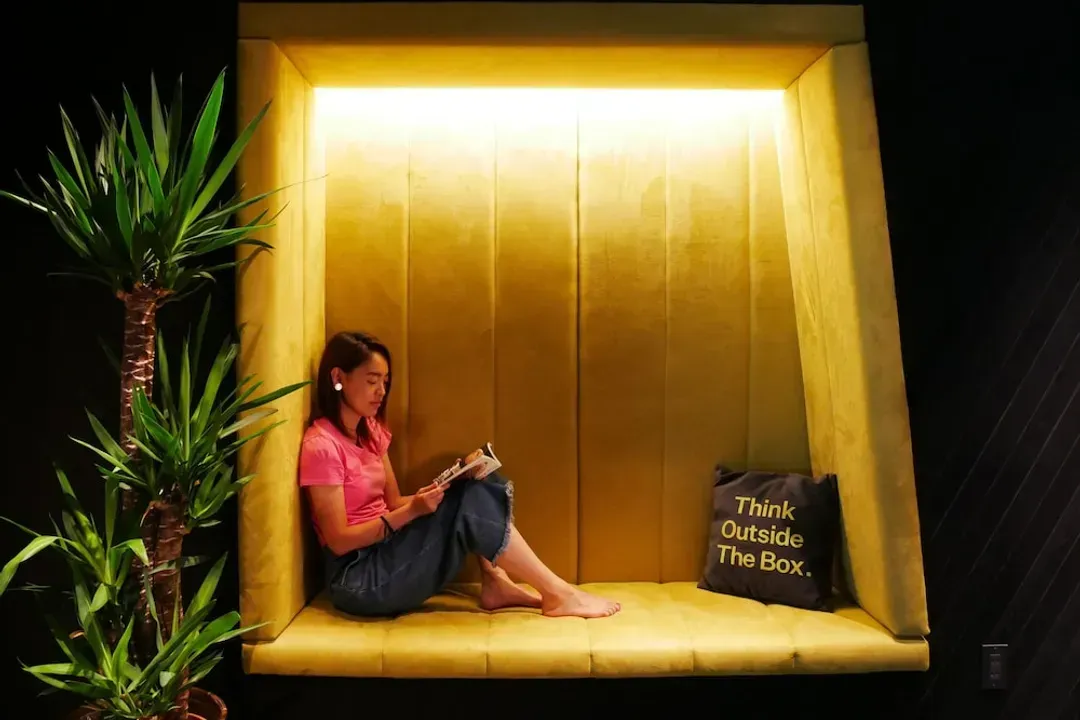 Lobby lounge
