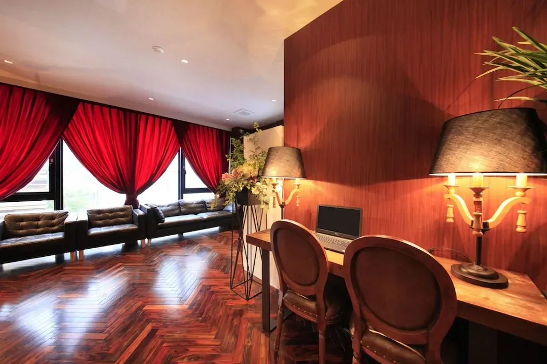 Lobby lounge