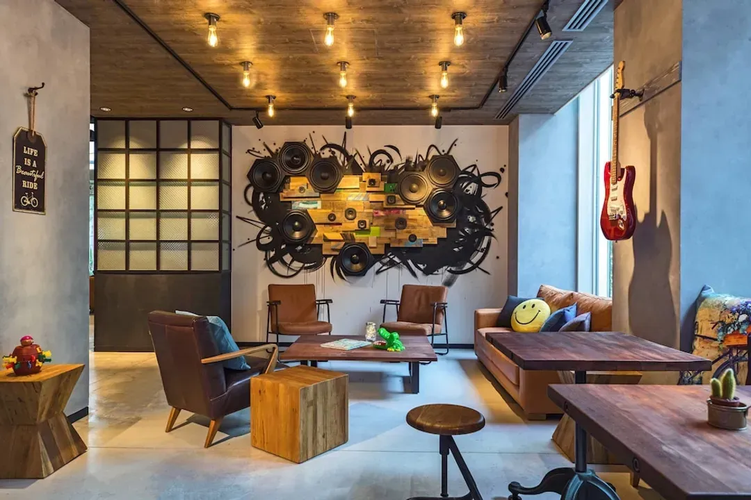 Lobby lounge
