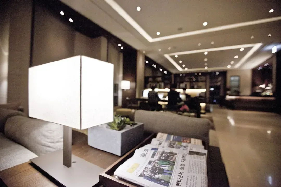 Lobby lounge