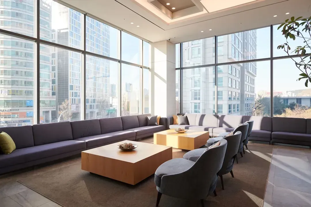 Lobby lounge