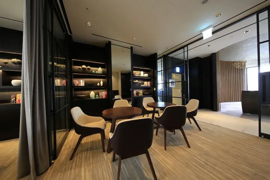 Lobby lounge