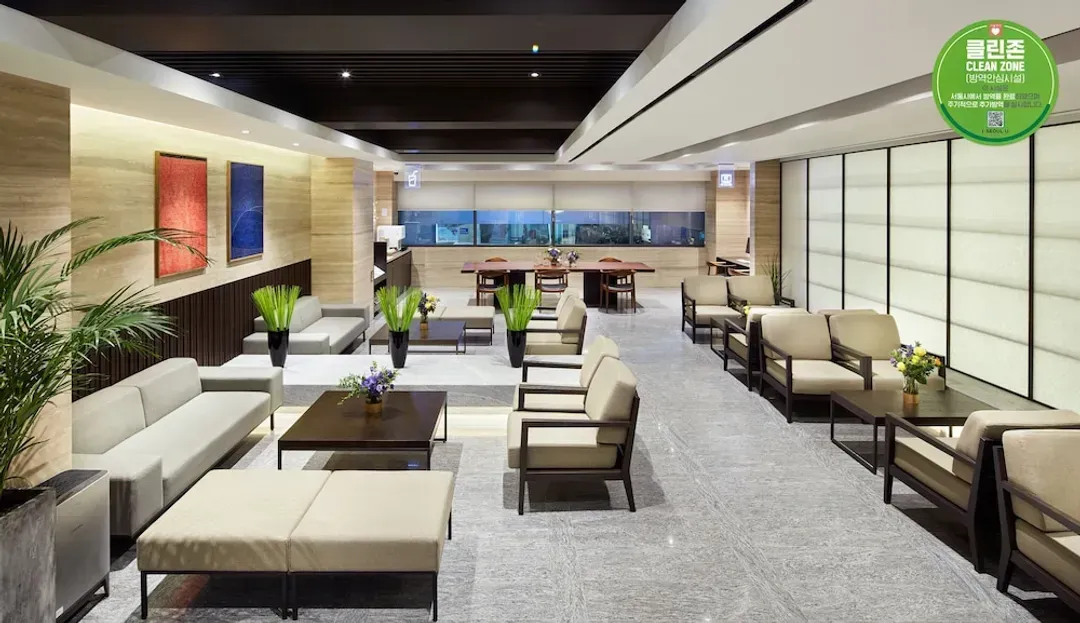 Lobby lounge