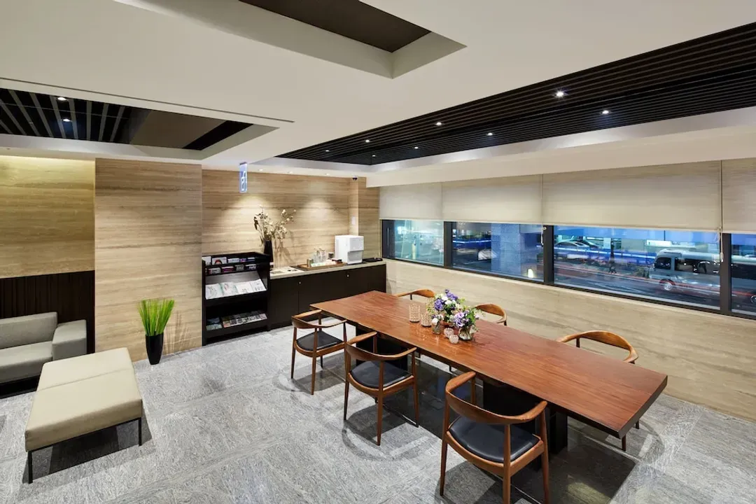 Lobby lounge