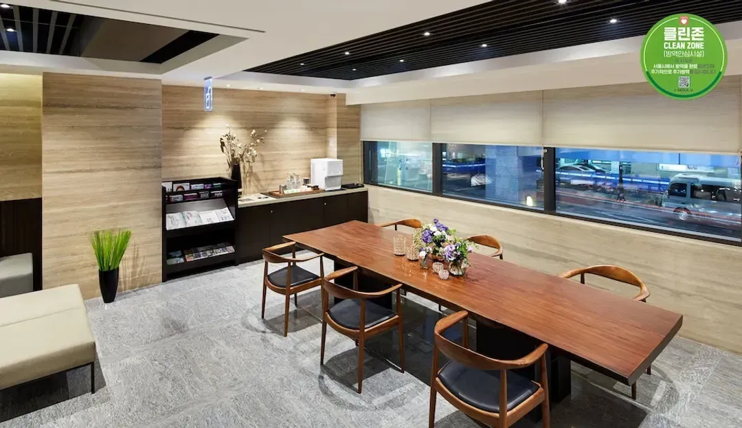 Lobby lounge