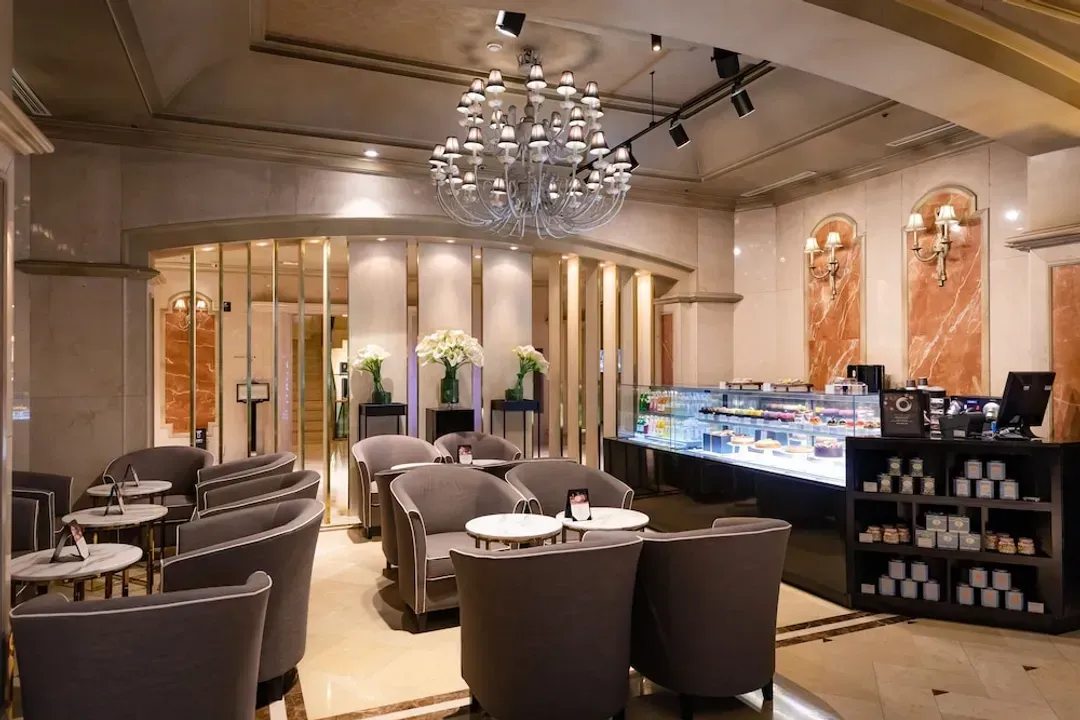 Lobby lounge