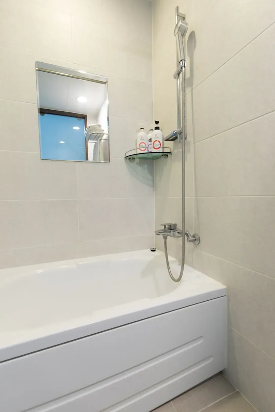 Deep soaking bathtub