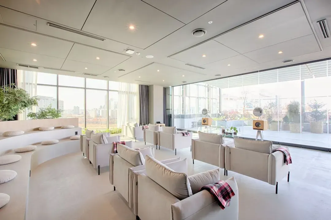 Lobby lounge