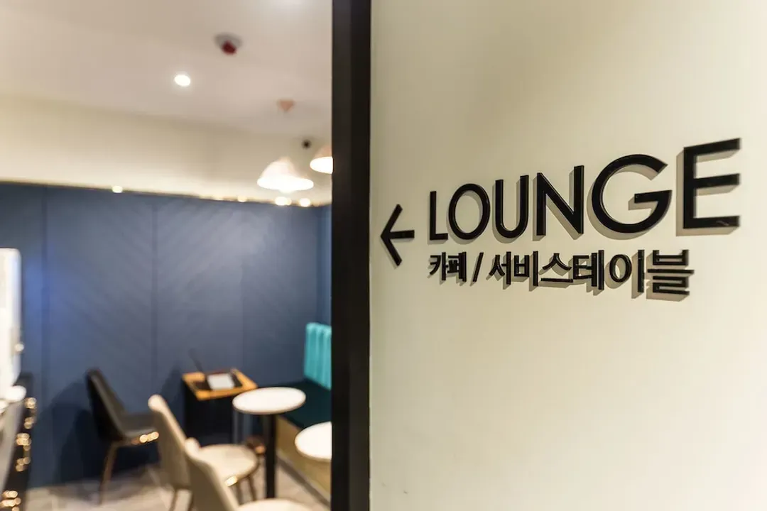 Lobby lounge