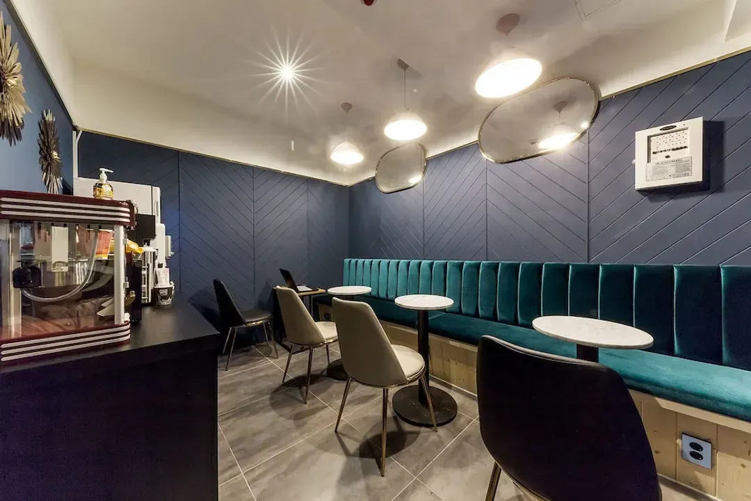 Lobby lounge