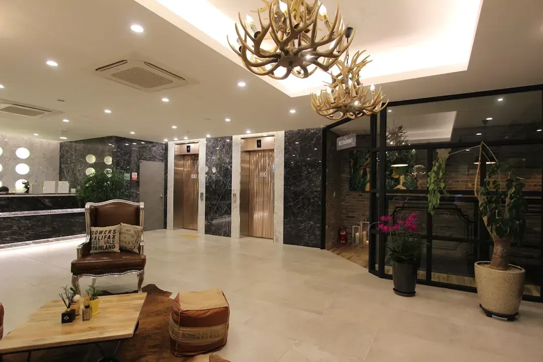 Lobby lounge