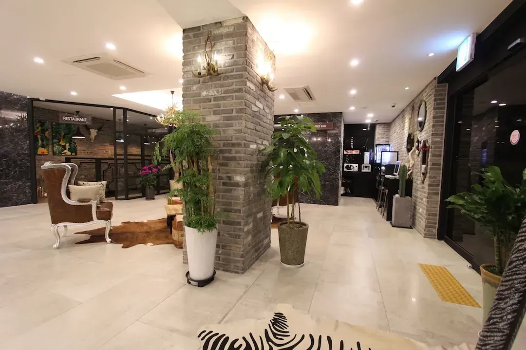 Lobby lounge