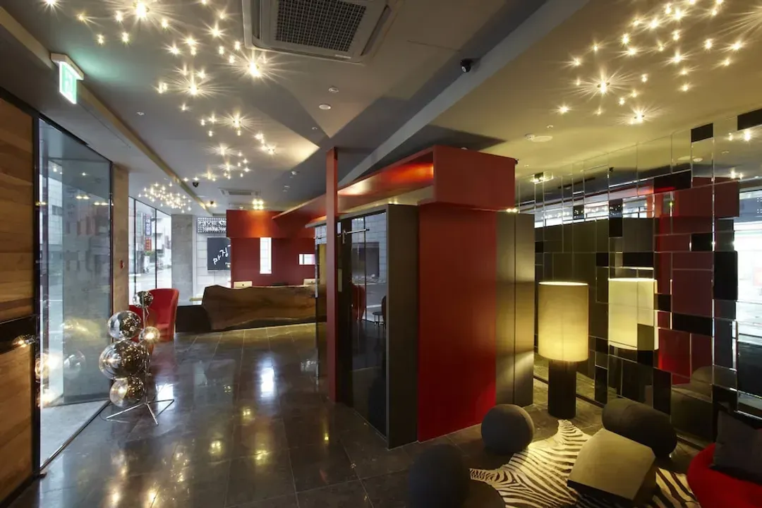 Lobby lounge
