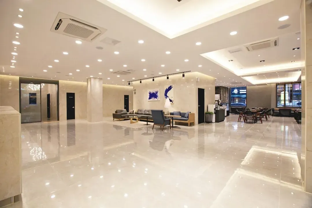 Lobby lounge