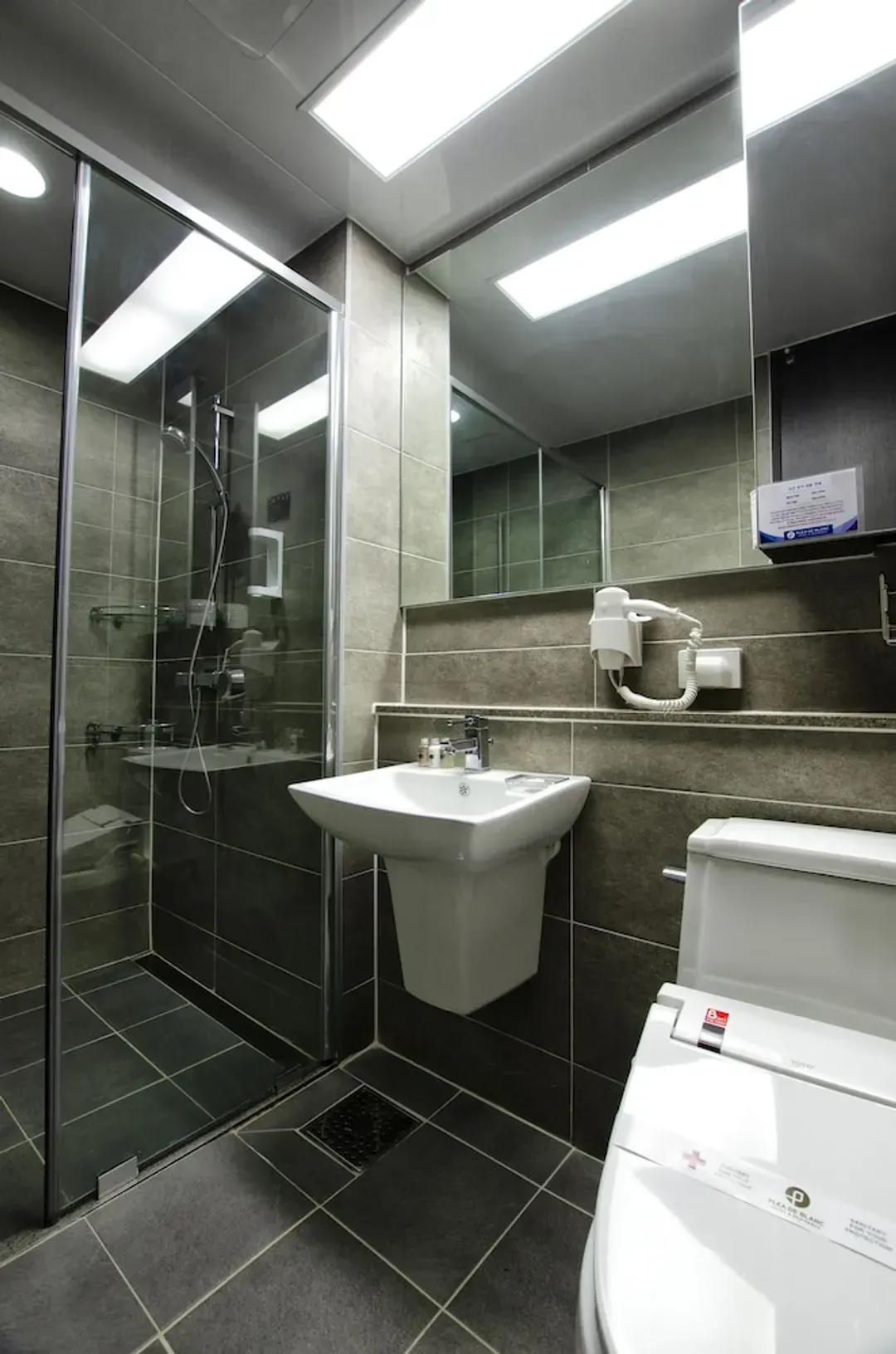 Bathroom sink