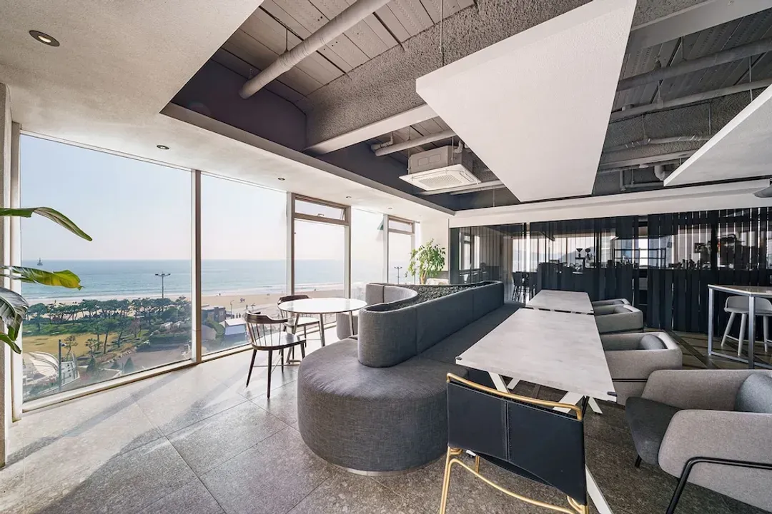Lobby lounge