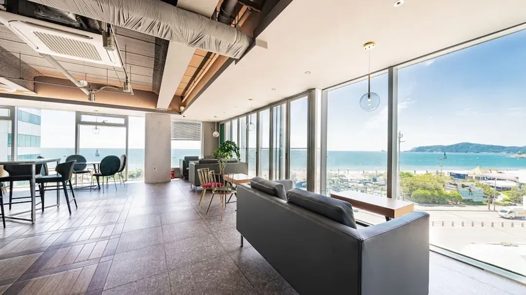 Lobby lounge