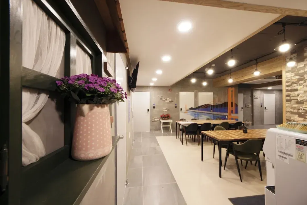 Lobby lounge
