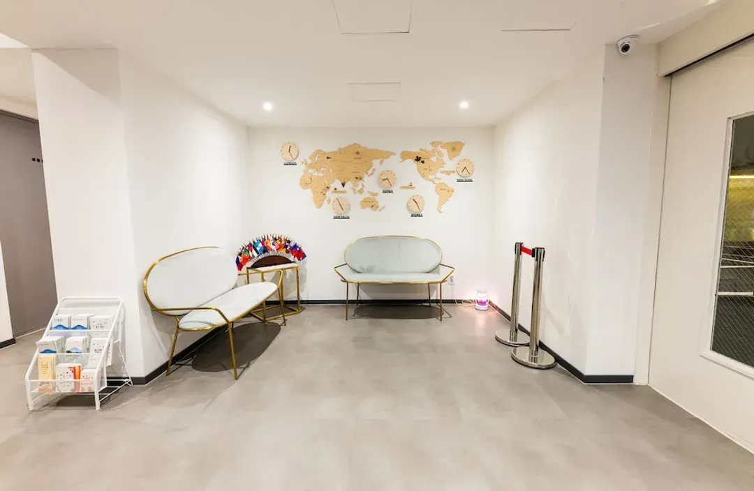 Lobby lounge