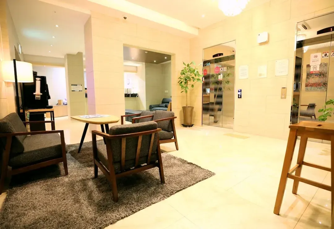 Lobby lounge