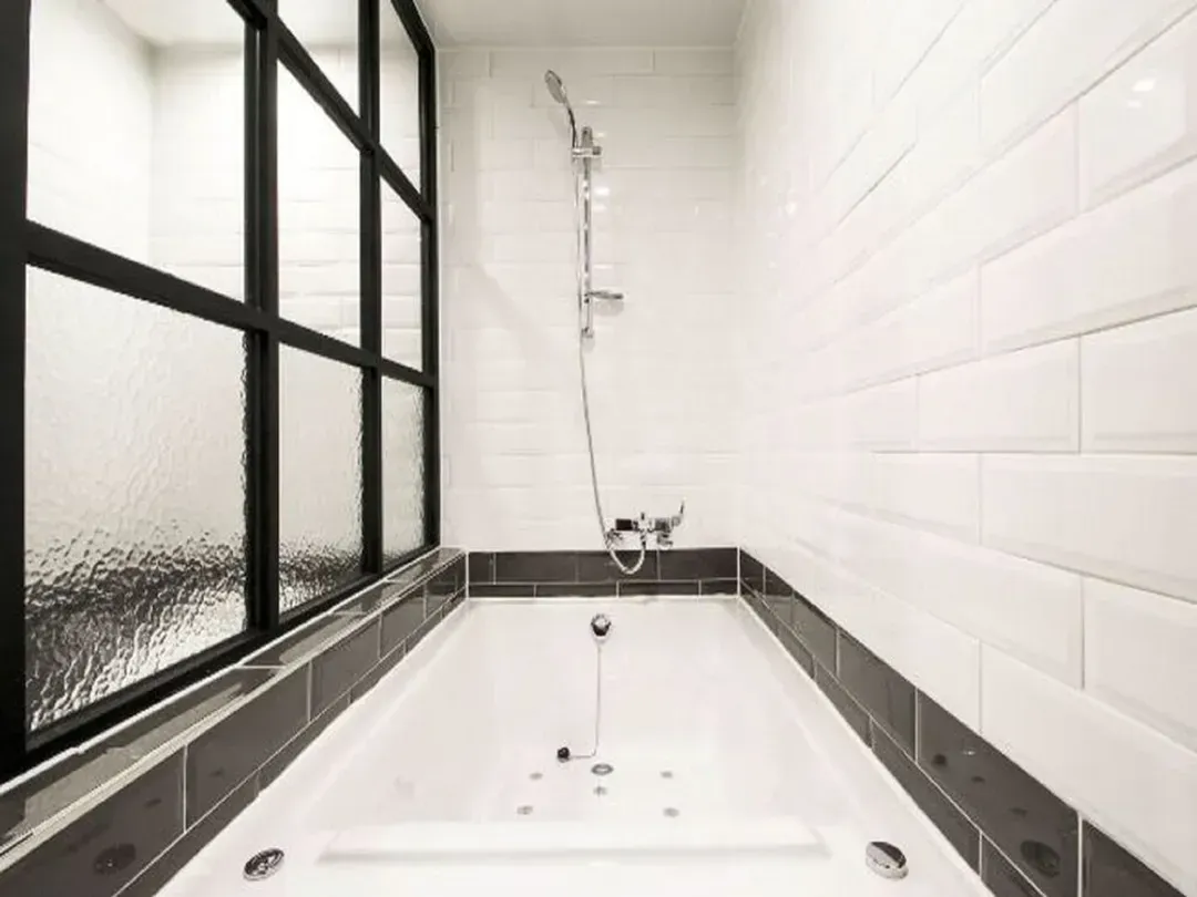 Deep soaking bathtub