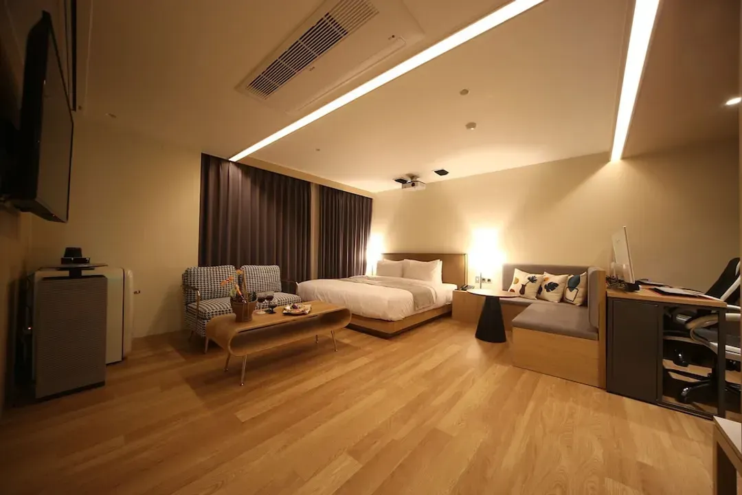 Busan-Hound Hotel Sajik Minam Station