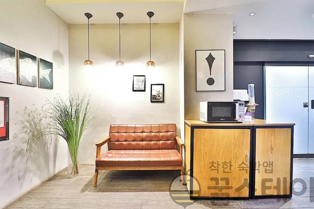 Lobby lounge