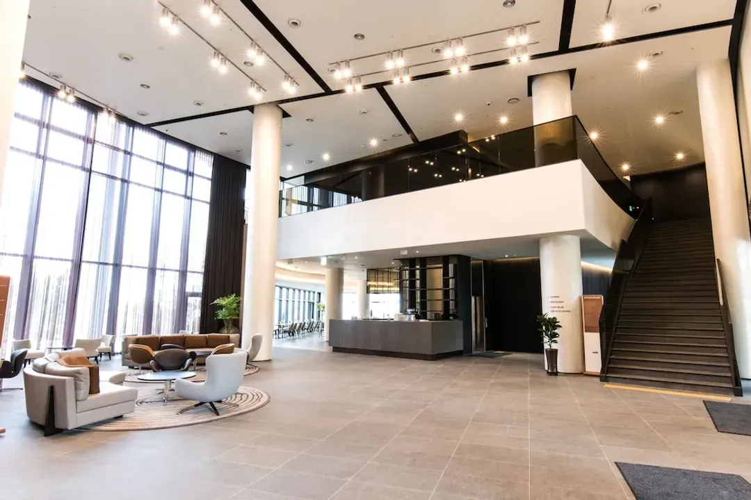 Lobby lounge
