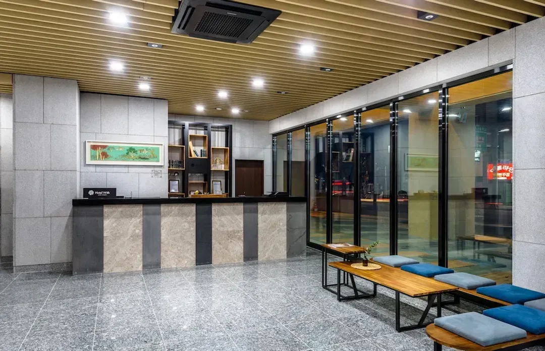 Lobby lounge