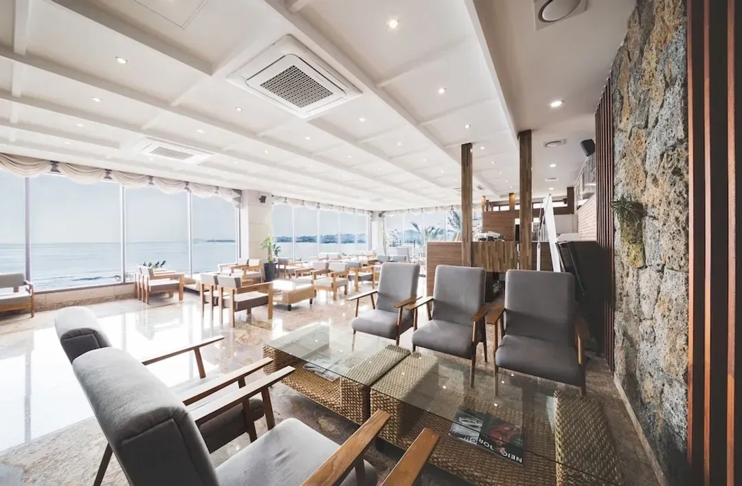 Lobby lounge