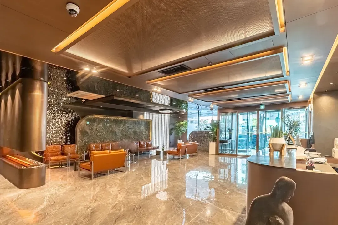 Lobby lounge