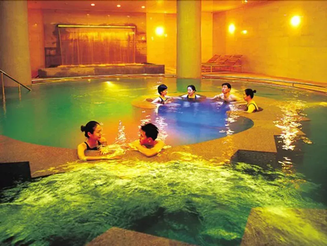 Indoor spa tub