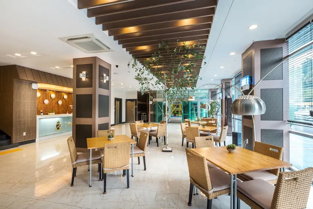 Lobby lounge