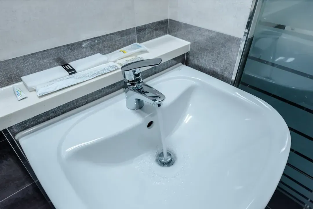 Bathroom sink
