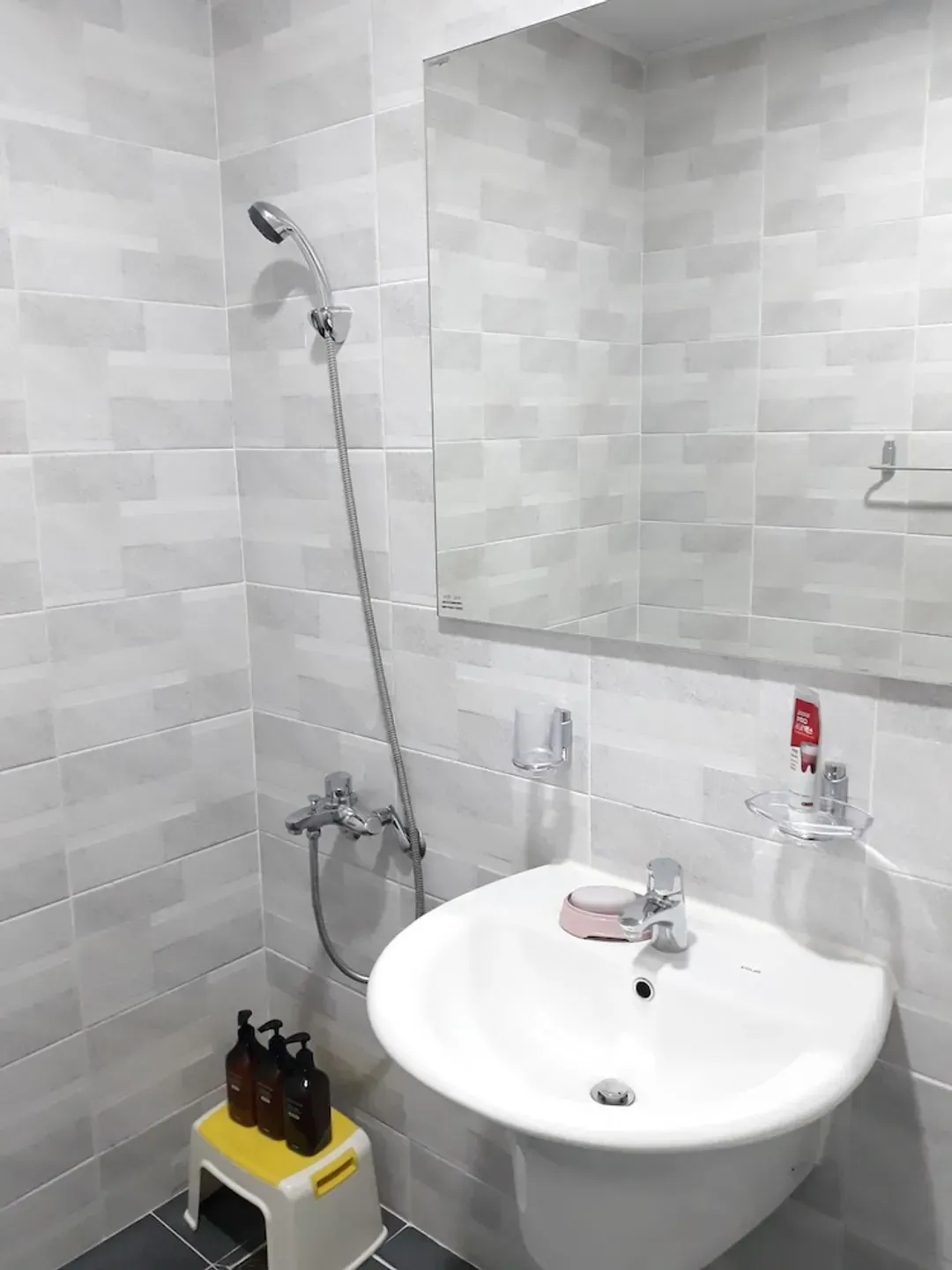 Bathroom sink