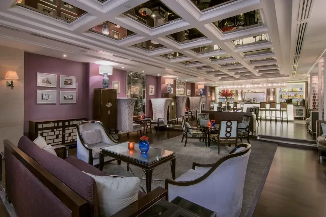 Lobby lounge
