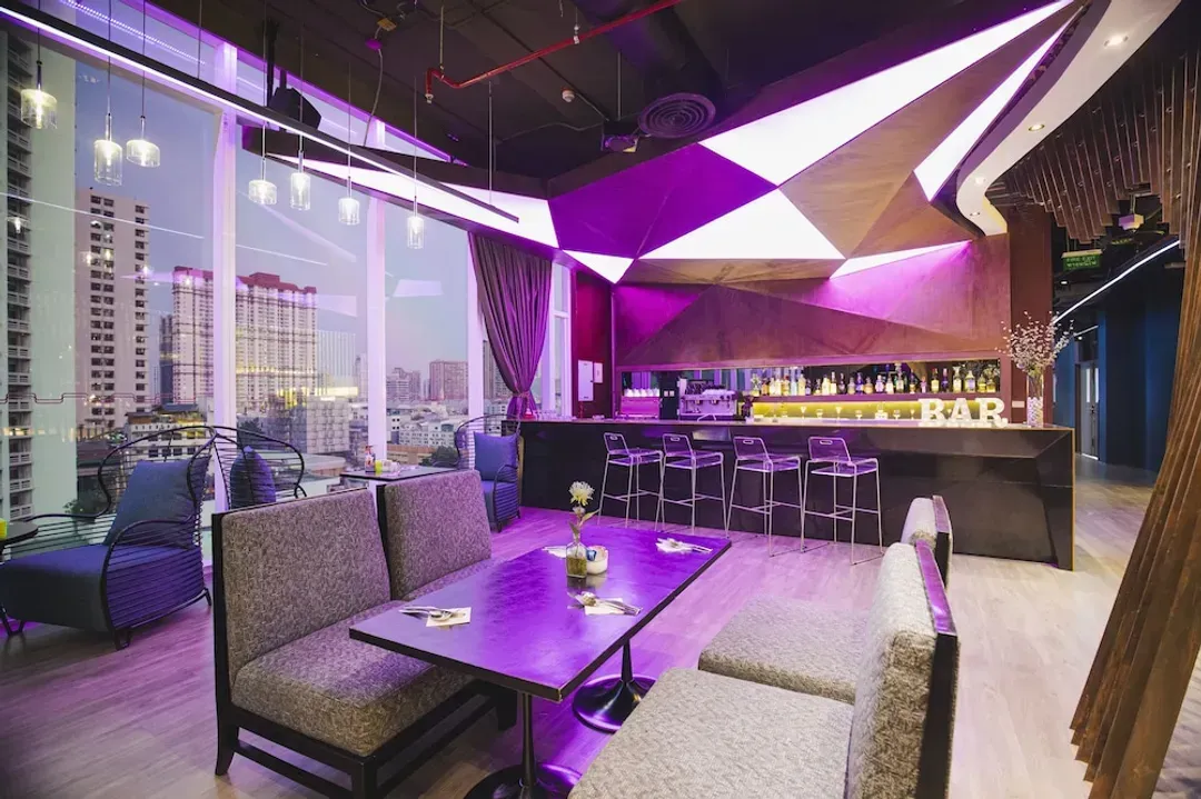 Lobby lounge