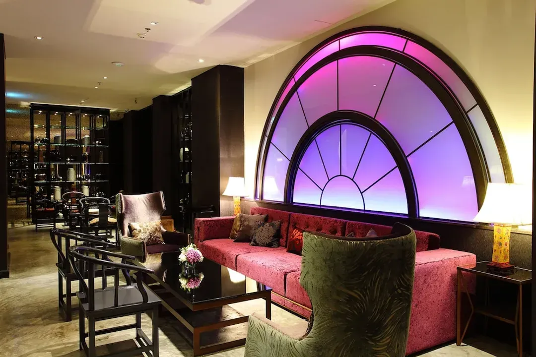 Lobby lounge