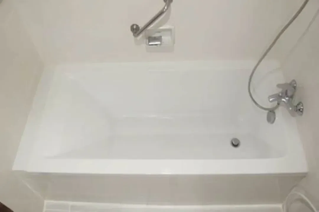 Deep soaking bathtub