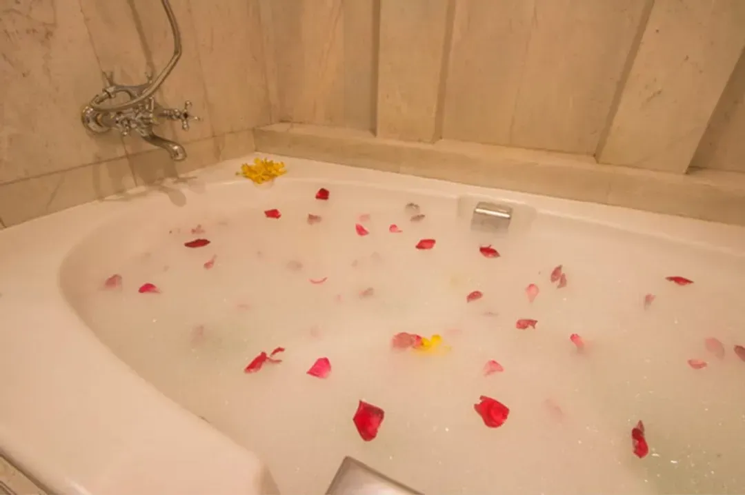 Deep soaking bathtub