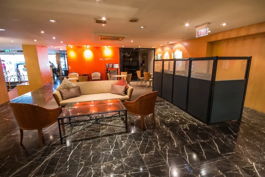 Lobby lounge